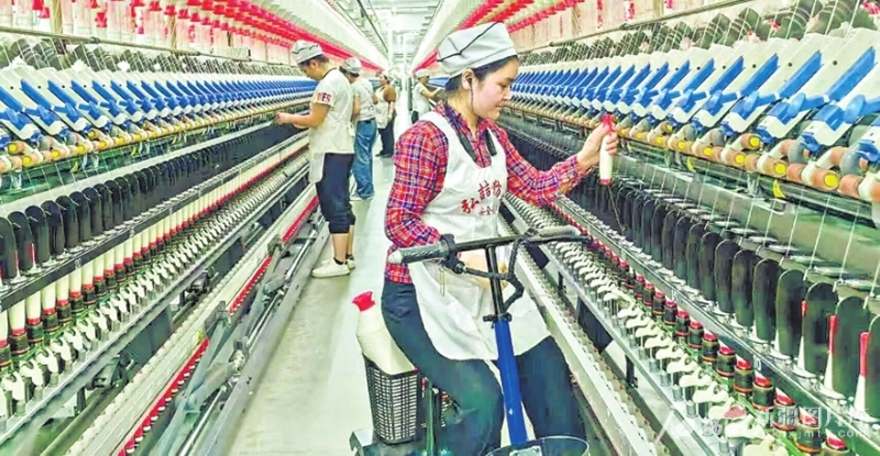 在江苏援疆力量推动下，伊犁州各大产业蓬勃发展。图为一家纺织企业员工正在生产线上工作（2023年8月23日摄）。江苏援伊前方指挥部供图