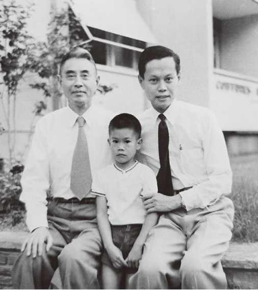 ·1957年,杨武之(左)与杨振宁、长孙杨光诺在日内瓦团聚。(商务印书馆2021年出版《杨振宁传》(最新增订版))