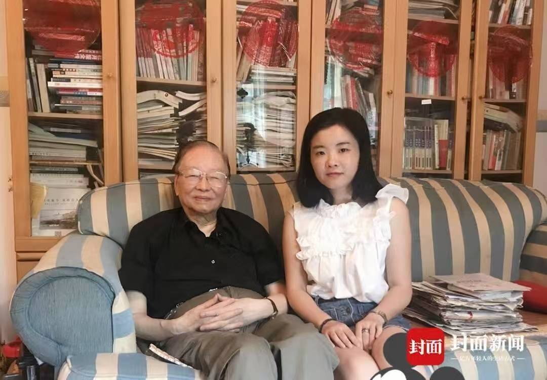 2018年封面新聞記者張杰采訪王火(左)