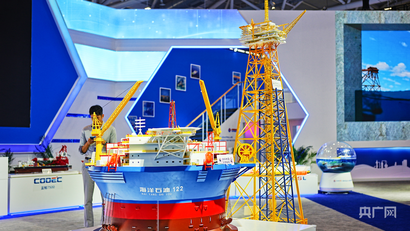 深海能源装备“海基二号”与“海葵一号”模型亮相海博会（央广网记者 张羲轮 摄）