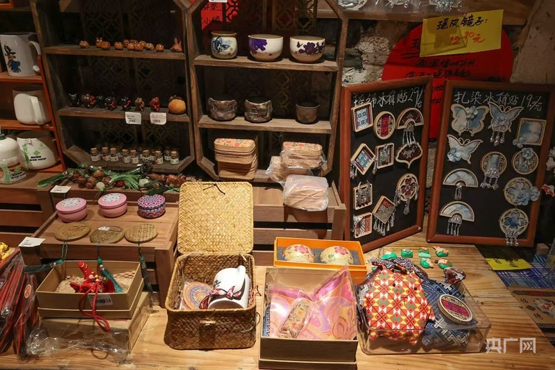在焱橙文创店里，店内陈列的瑶族特色文创产品琳琅满目（央广网记者 梁瑜琳 摄）