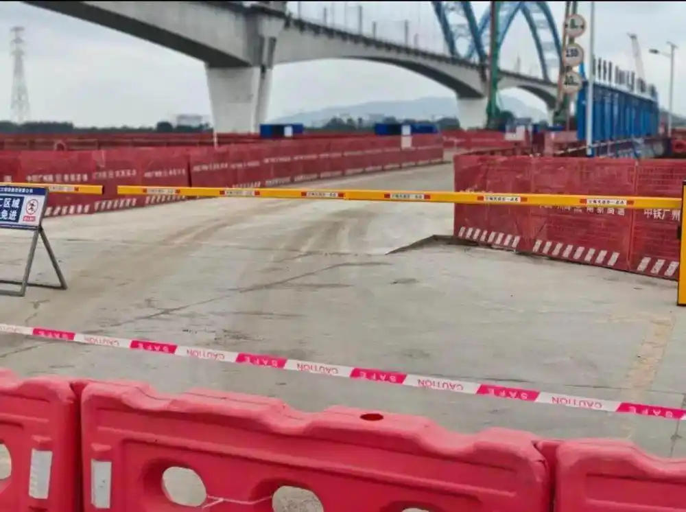 ▲施工栈桥已被水马围住