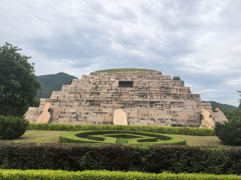 这是高句丽第二十代王长寿王的王陵，也被称作“将军坟”。新华社记者 孙鹏程 摄