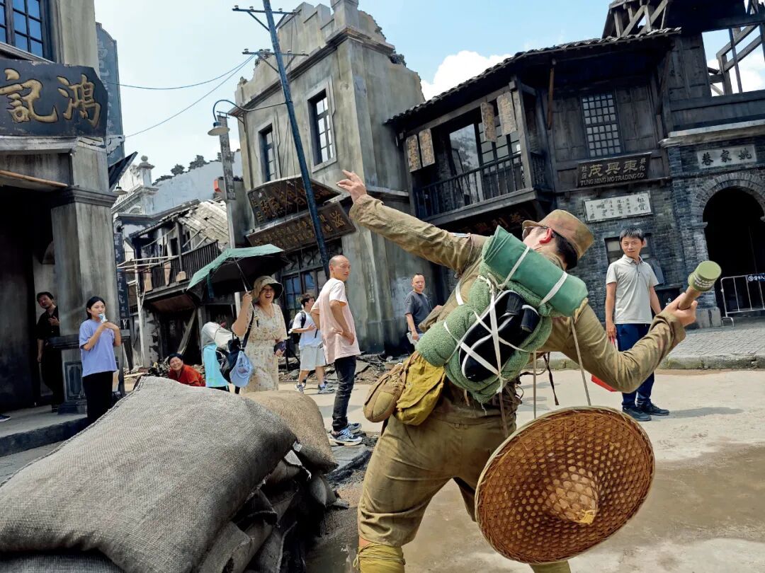 上图:上海影视乐园内的NPC与游客互动 图/受访者提供