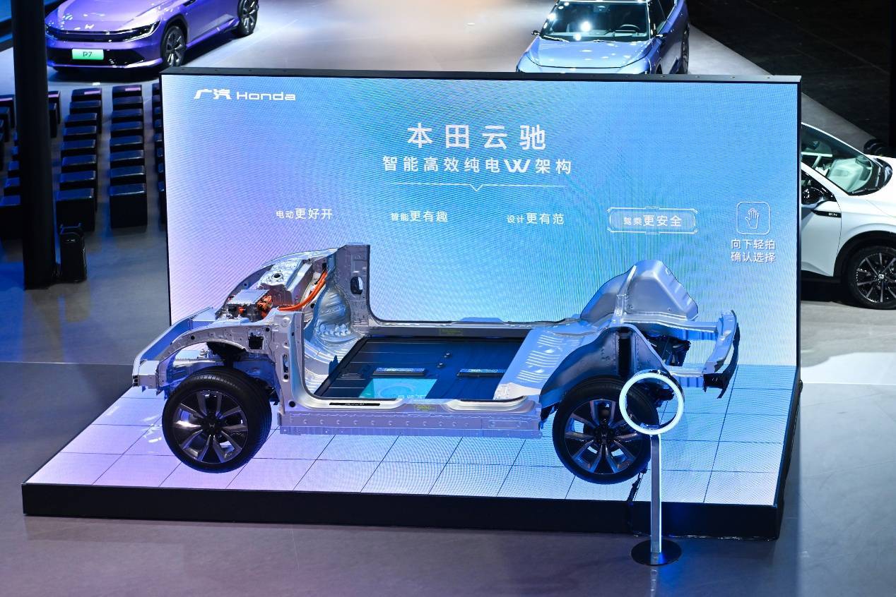 上海车展里的广汽本田烨 GT,展示了华为光场屏的新用法