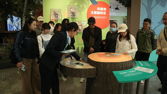 当地市民和游客在祁连山国家公园生态科普馆参观体验（央广网记者 贾海元 摄）（动图）