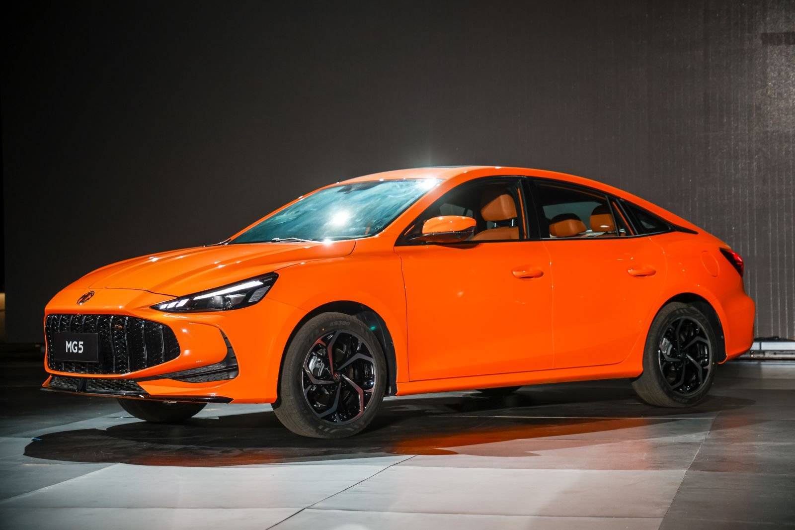 上汽名爵一口气发了三辆车,其中一辆会让 OPPO 帮着卖