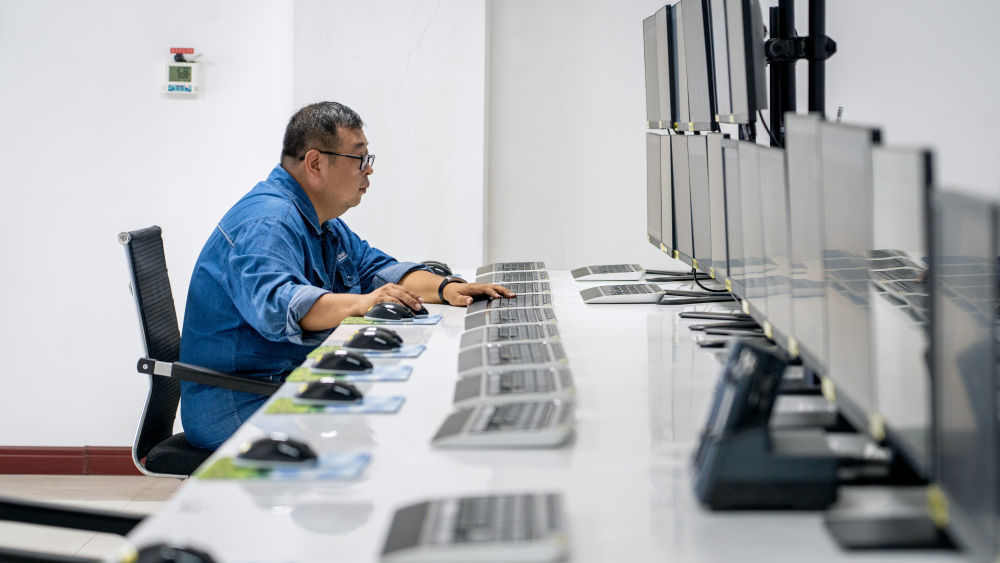 在吉林省通榆县什花道风电场控制中心,工作人员正查看风机运转数据。新华社记者 唐成卓 摄