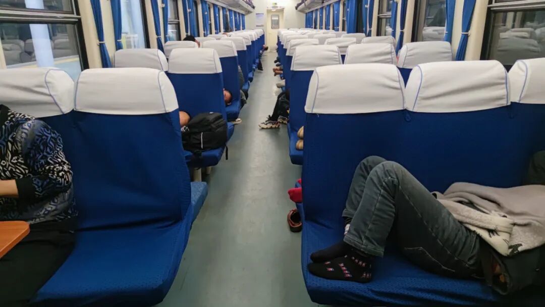 车厢里的人们。(图/伍月拍摄)