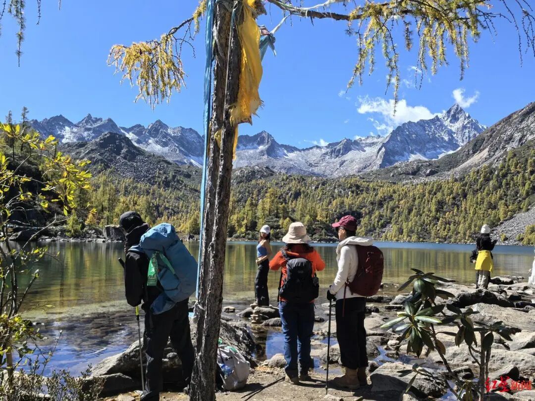 ▲徒步驴友在葫芦海拍照