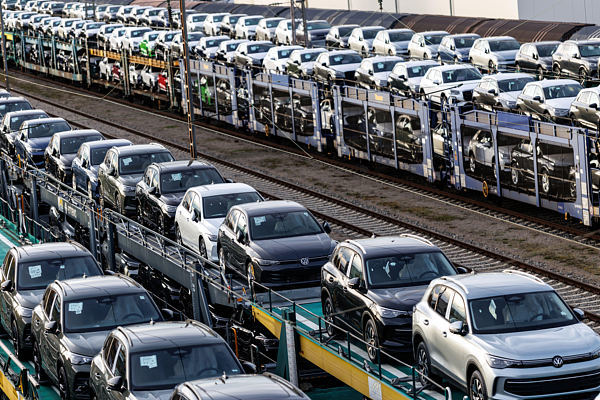 德国慕尼黑:大众汽车运输车停靠编组站 视觉中国