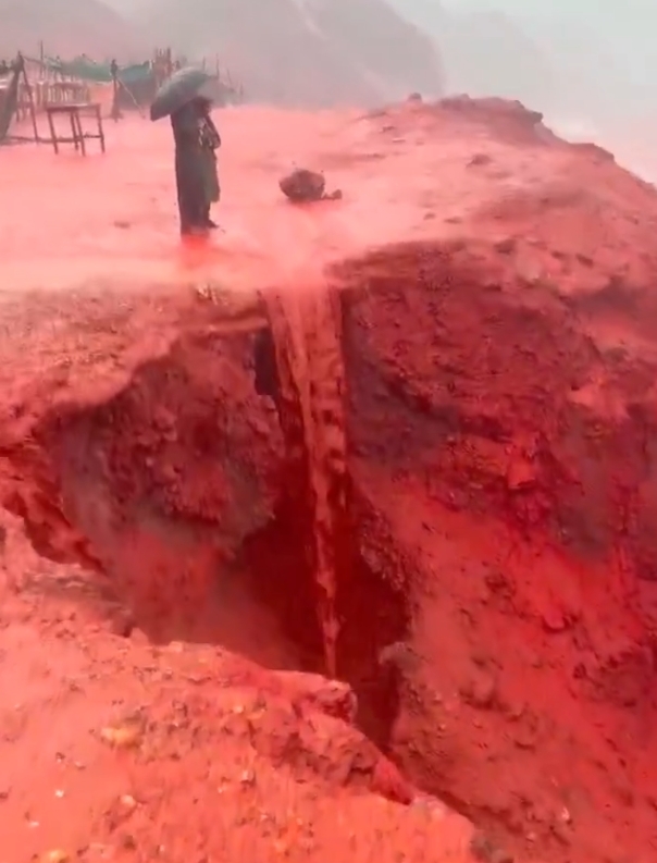 暴雨将富含矿物质的红色土壤从山坡冲到附近海域。图源:社交媒体X视频截图