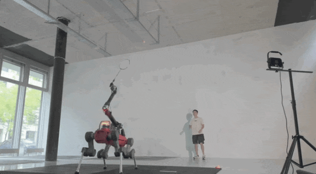 机器狗能当羽毛球搭子了!仅靠强化学习从0自学,还涌现出类人回位行为 | Science子刊