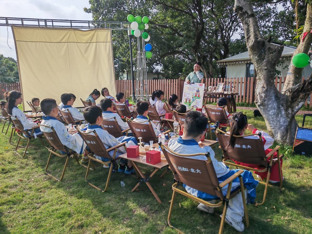 8月19日，研学机构教师在北大村向学生们讲解传统礼仪知识。新华社记者 周义 摄