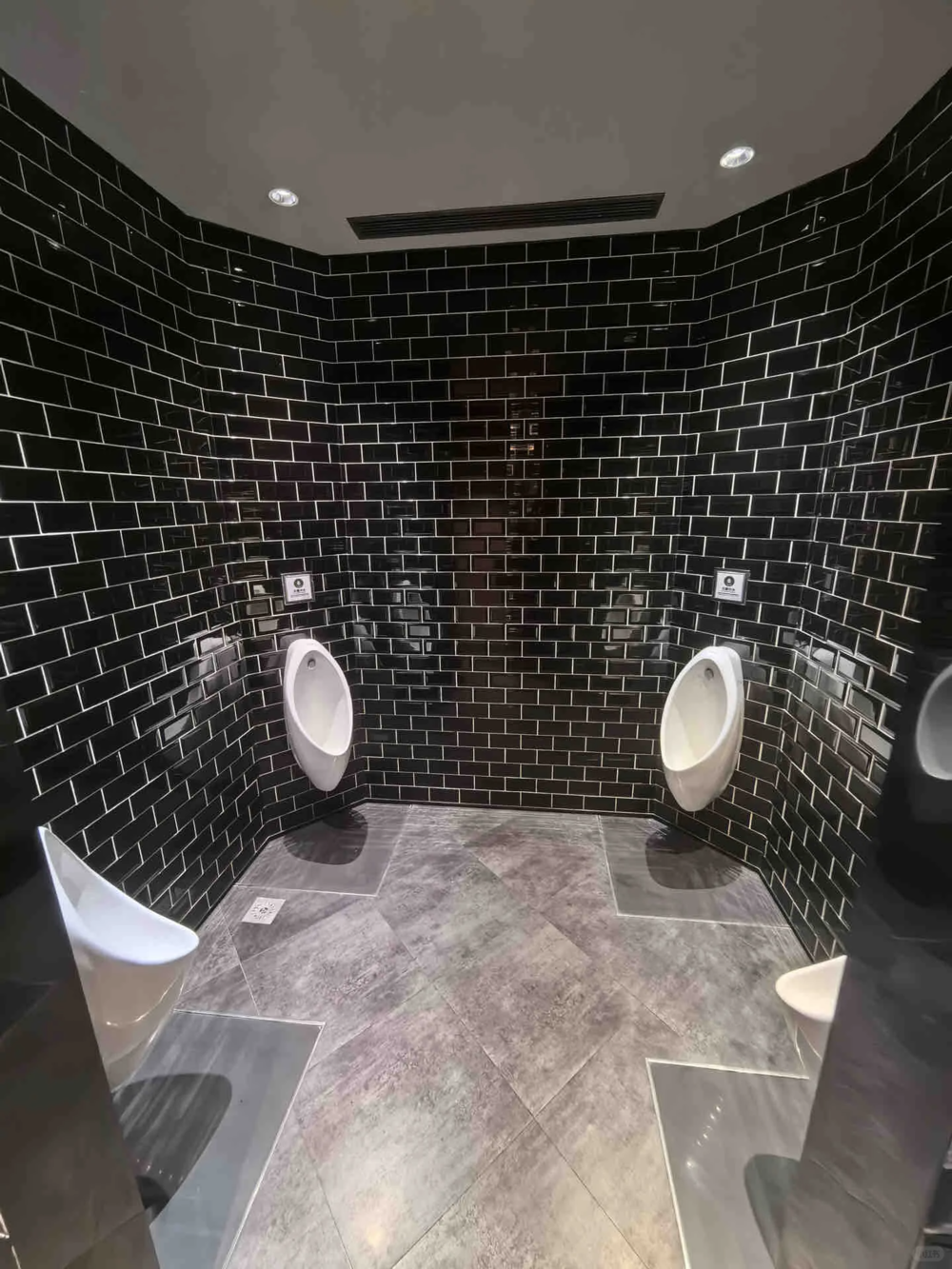 侨福芳草地男厕所被网友评为空间规划的王