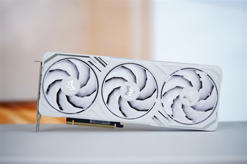 影驰RTX 5070 Ti金属大师白金版OC评测:全新设计 颜值也追上性能和做工