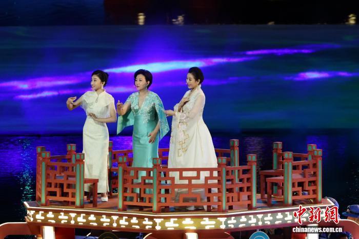 11月9日，第十五屆全國運動會開幕式在廣州舉行。圖為粵港澳三地粵劇名家連袂獻唱《彩雲追月》。　中新社記者 陳楚紅 攝