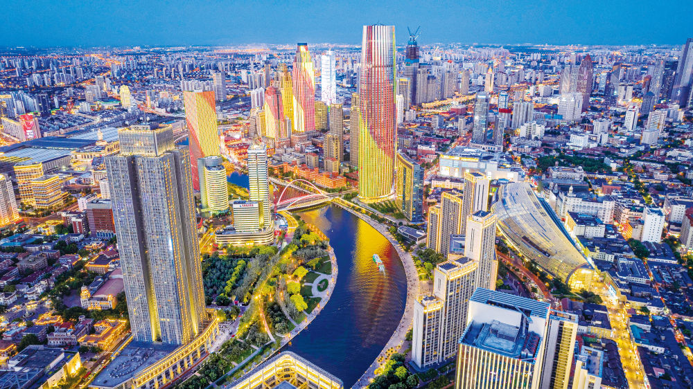 这是在天津海河中心广场公园附近拍摄的海河沿岸夜景（6月4日摄）。新华社记者赵子硕摄