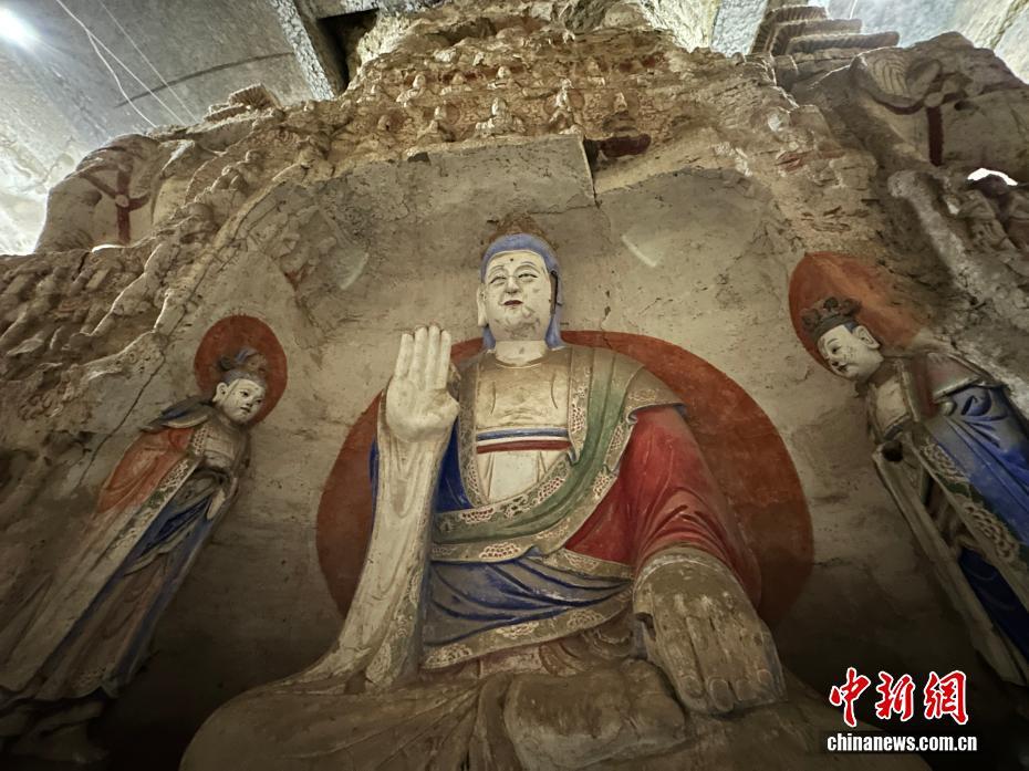 图为王母宫石窟内雕塑 王牧雨 摄