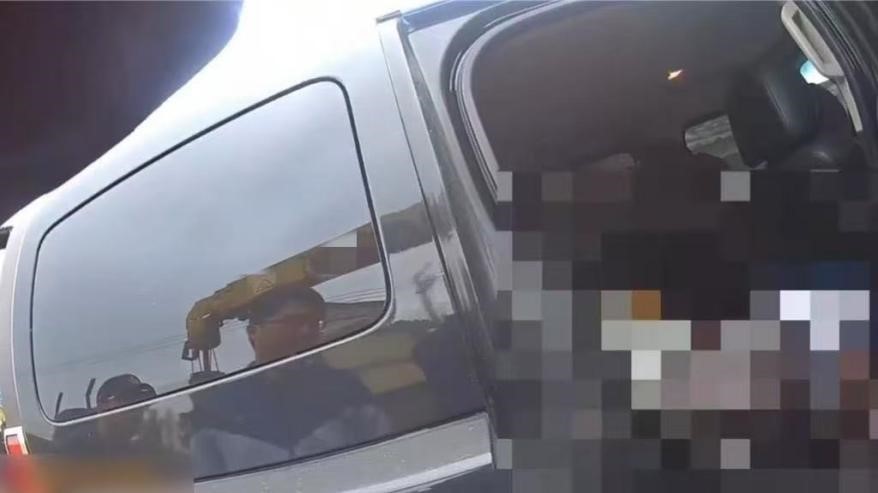 花莲县一家工厂老板准备开车时,发现后座有一名陌生男子倒卧死亡。图源:台湾中时新闻网