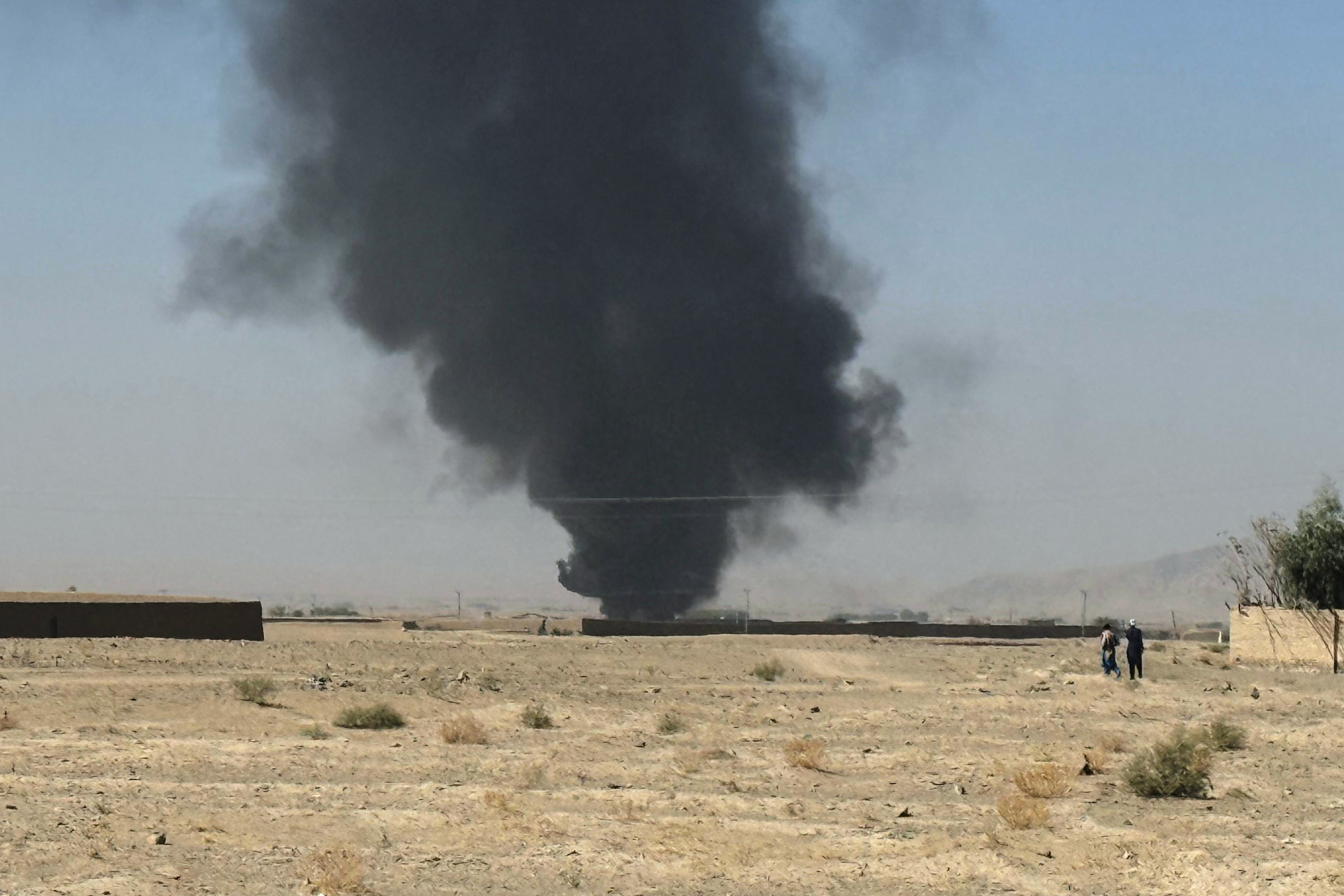 10月15日,在巴基斯坦杰曼附近,发生交火的地点冒出黑烟。巴基斯坦军方消息人士10月15日说,巴基斯坦军方与阿富汗武装人员及恐怖组织“巴基斯坦塔利班”的武装分子10月14日晚在两国边境地区发生交火。新华社/美联