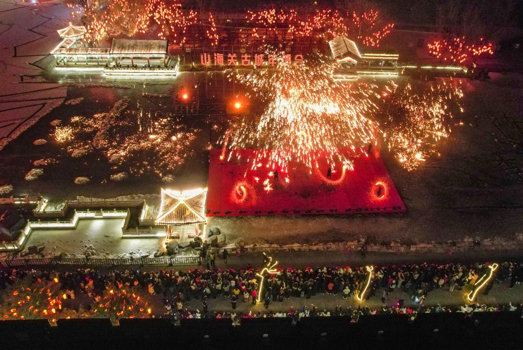 2月10日,游客在河北省秦皇岛市山海关古城景区观看打铁花(无人机照片)。新华社发(刘满仓摄)