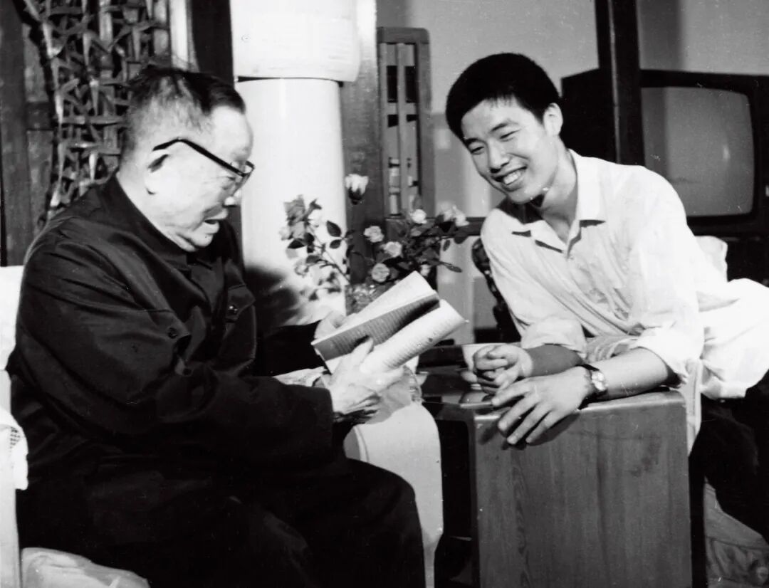 1979年,许进与许德珩在家中。本文图/受访者提供