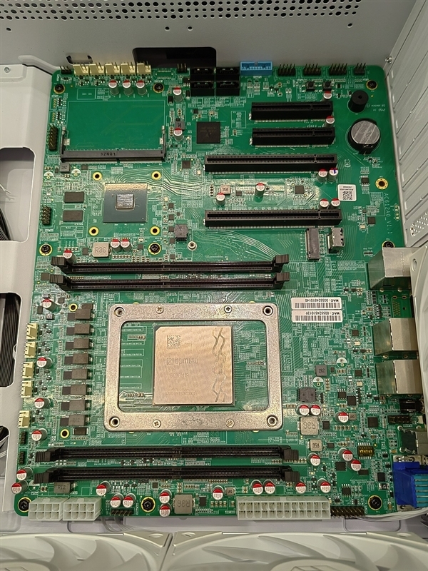 真正自主龙芯授权！俄罗斯全新CPU首次公开：最高64核心2.0GHz