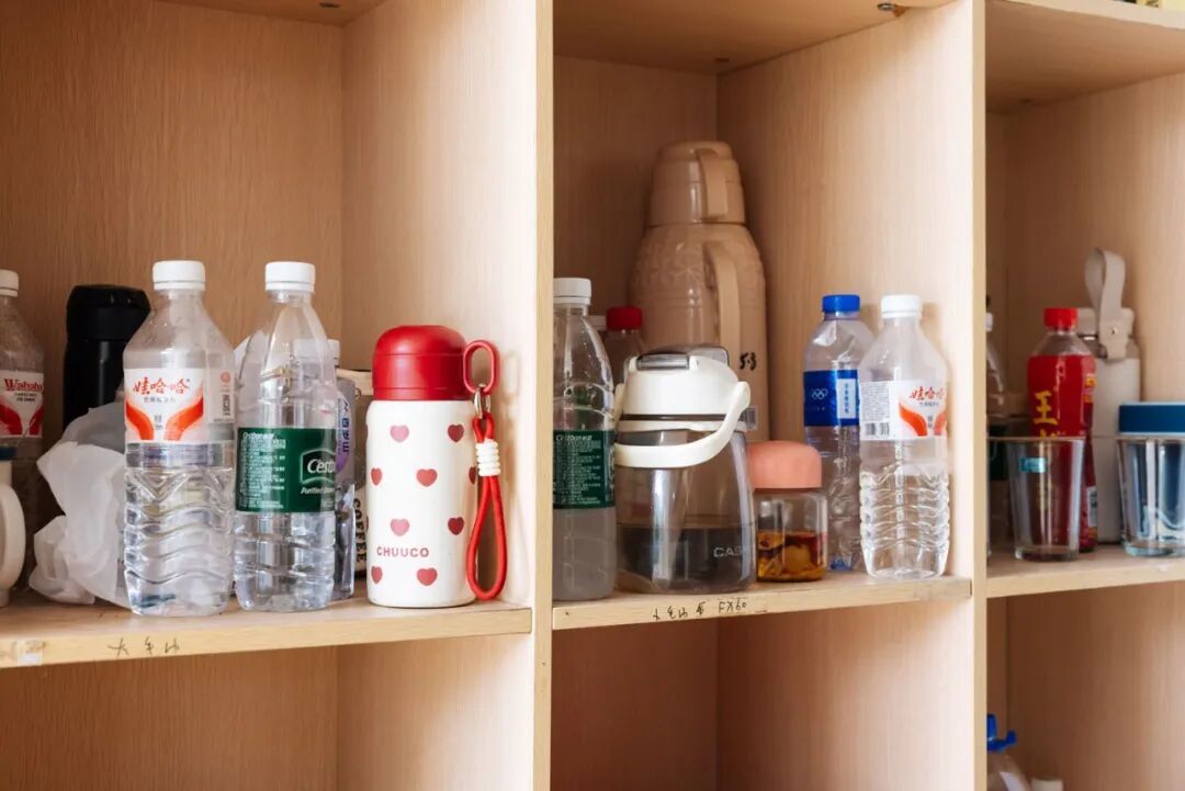 车间置物架上摆放着肾友们的水杯 / 南风窗记者 郭嘉亮 摄