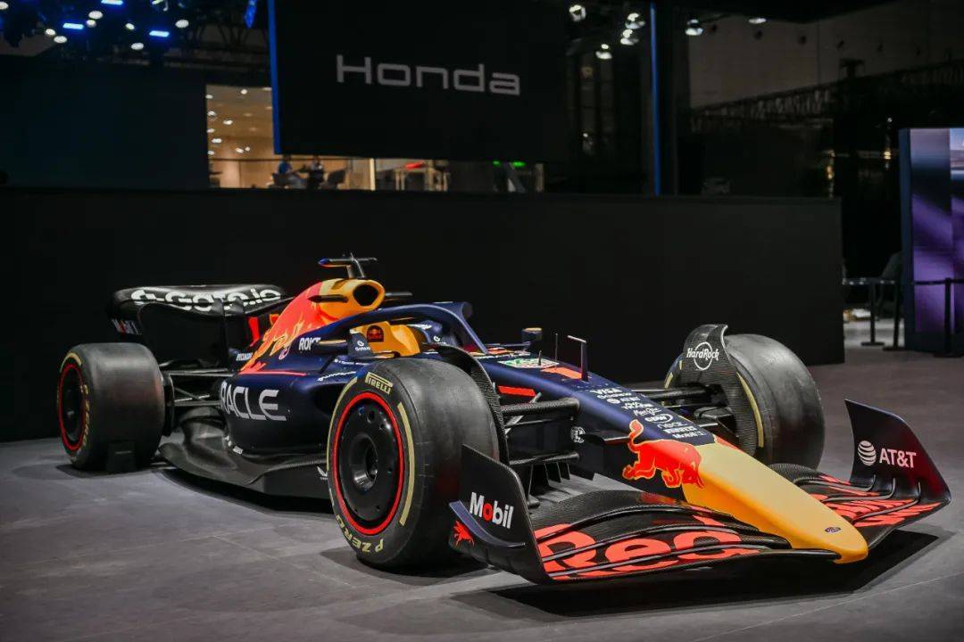 上海车展里的广汽本田烨 GT,展示了华为光场屏的新用法