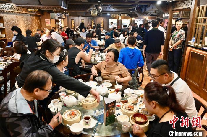 5月28日,香港百年老字号茶楼“莲香楼”在尖沙咀开设首家分店,该分店共上下两层,为24小时营业。图为“莲香楼”尖沙咀分店店内坐满食客。 中新社记者 李志华 摄