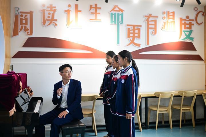 2024年6月18日,上海援青教师阚延俊在位于西宁的果洛西宁民族中学给学生上音乐课。果洛西宁民族中学是一所沪青共建学校。学校招生以来,上海援青团队落实各类教育资金,改善校园面貌,引入先进教育理念,带动整体办学水平和教育教学质量不断提高。
