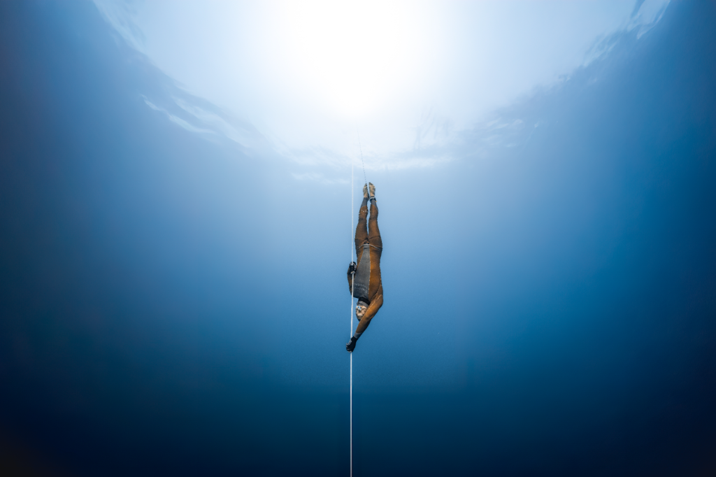 于志瀛攀绳下潜。