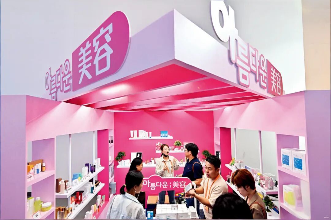 2023年9月,参观者在服贸会上的韩国展台了解美容产品。图/新华