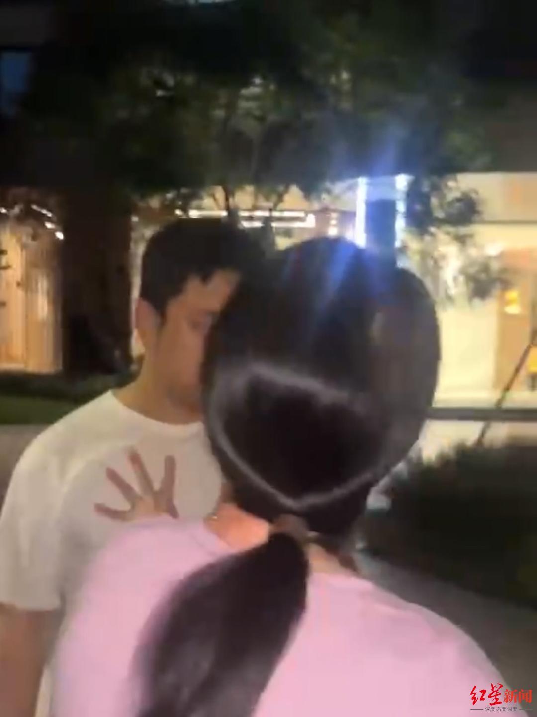 张某母亲用手推住夏某某丈夫