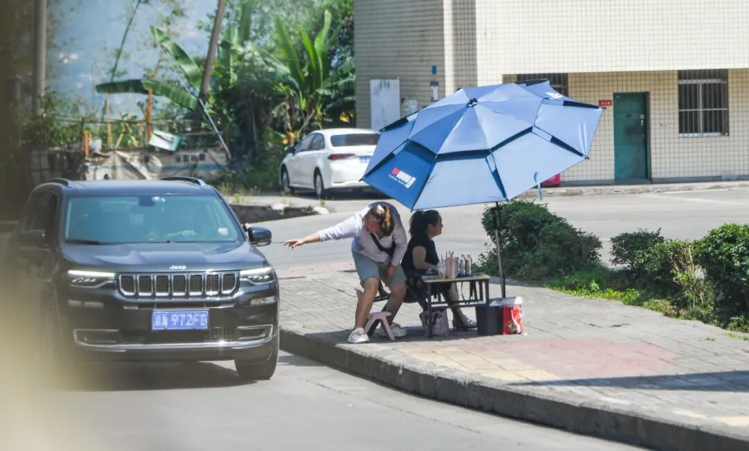 一加油站旁,司机从“卡贩子”手里领取加油卡 王全超 摄