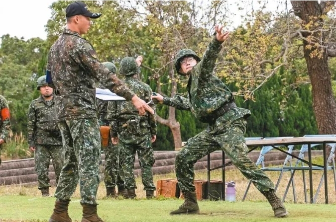 图为台湾从戎新兵进行手榴弹投掷锻真金不怕火。图源：《联贯报》
