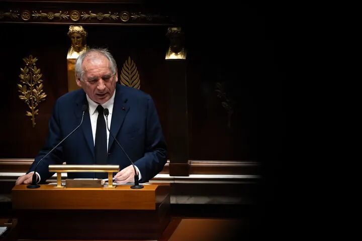 9月8日,贝鲁在位于巴黎的国民议会内发表演讲。新华社发(奥雷利安·莫里萨尔摄)