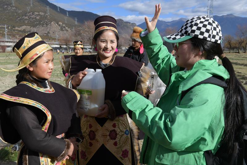 图为林芝市巴宜区麦巴村村民正在向游客敬酒。索朗旺久 摄