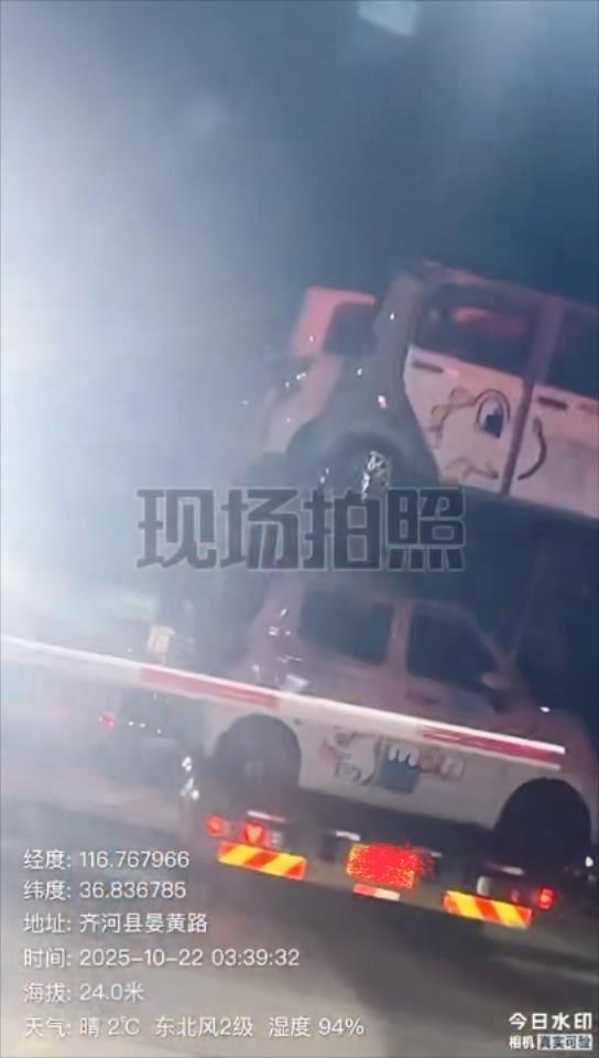 △在记者车前顺利通过收费站的超限车辆(视频截图)