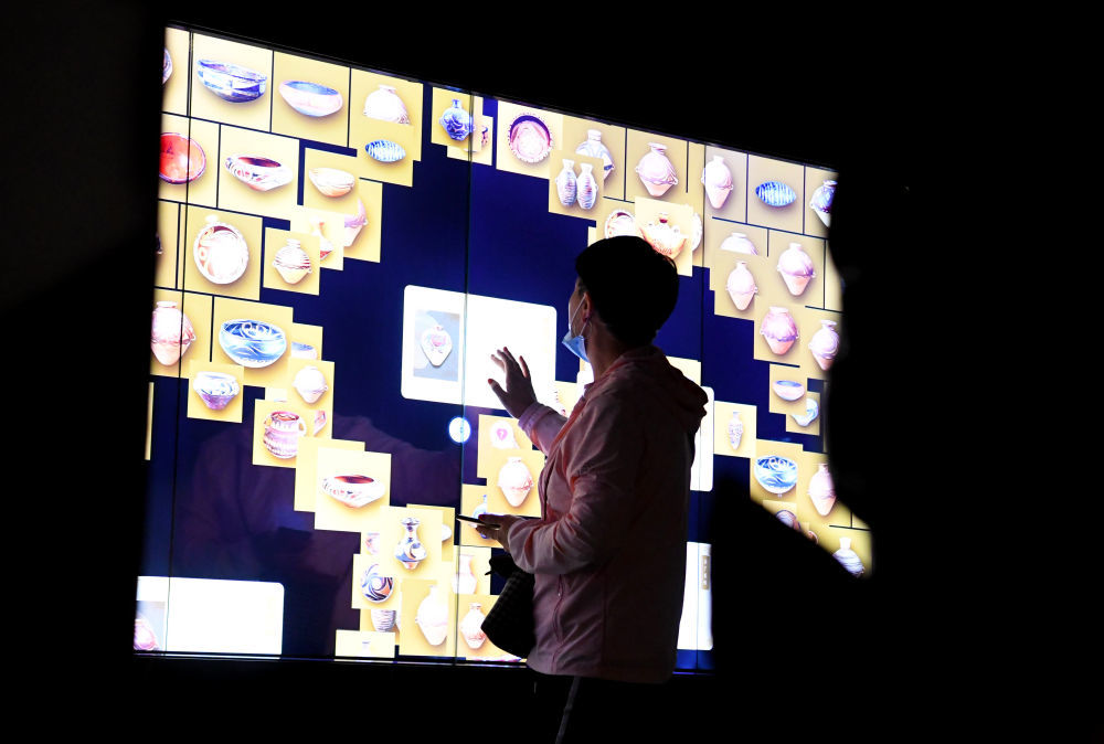 2024年9月24日，参观者在河南仰韶文化博物馆运用多点触控技术了解文物。新华社记者 郝源 摄