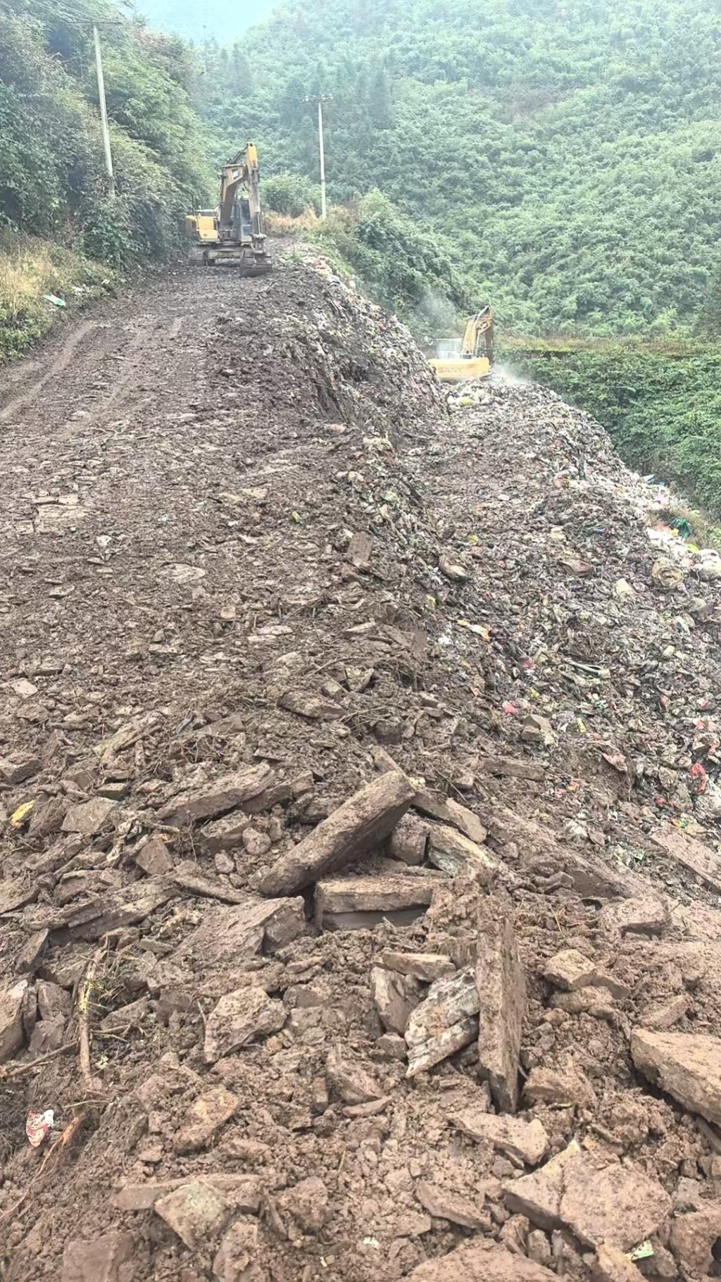 彝良县开展垃圾清理工作。