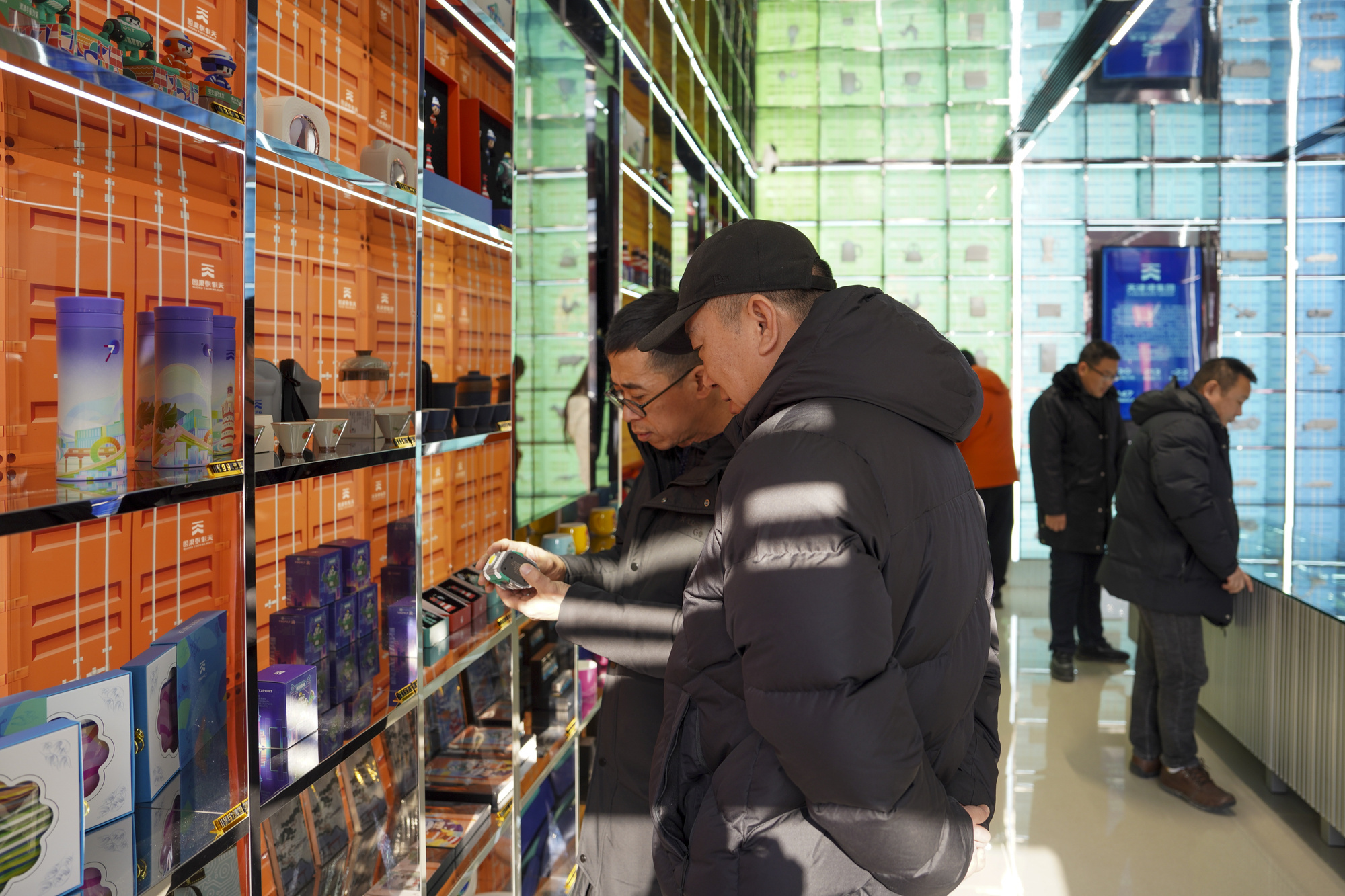 市民参观“津港印象”（央广网发 天津港集团供图）