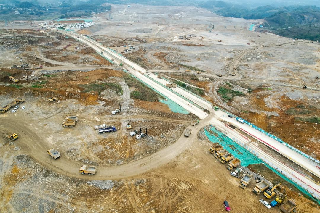 毕节磷煤化工一体化项目建设目前正在全力推进，施工方将1.37万亩施工区划分为两标段五组团同步施工。施工高峰期将投入千余台设备与1500名建设者 (3).jpg