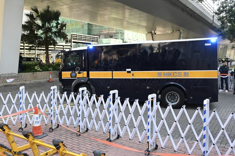 2025年12月15日上午,反中乱港分子黎智英与苹果日报3家公司涉嫌违反香港国安法等案件在香港开庭。香港特区高等法院当日就案件作出裁决,黎智英两项串谋勾结外国势力罪及一项串谋发布煽动刊物罪成立。图为法院裁决后,黎智英由惩教署车辆押送离开。 中新社记者 李志华 摄 IC Photo