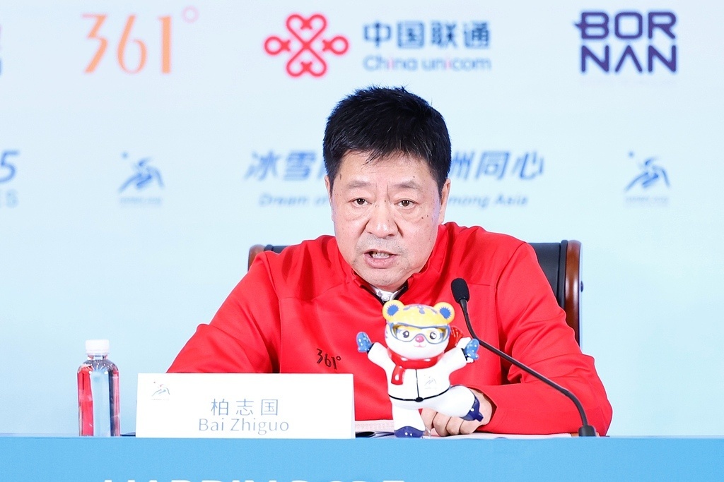 △2025年2月6日，亚冬会主新闻发言人柏志国在亚奥理事会与哈尔滨亚冬会组委会举行的媒体吹风会上讲话。（图自视觉中国）