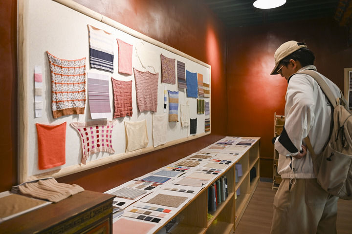 6月28日，在江孜县班觉伦布村氆氇研发中心，媒体人员在观看不同花型的氆氇样品。