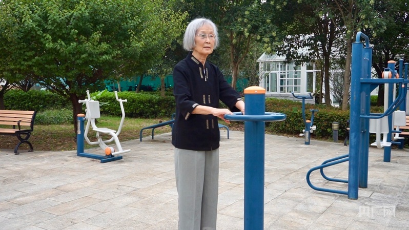余智勇奶奶在院子里锻炼(央广网见习记者 李婕 摄)