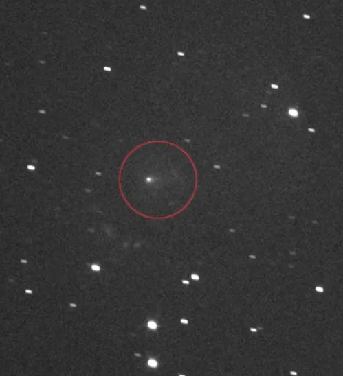 ▲被红色圈出的3I/ATLAS,其周围环绕着气体和尘埃光环