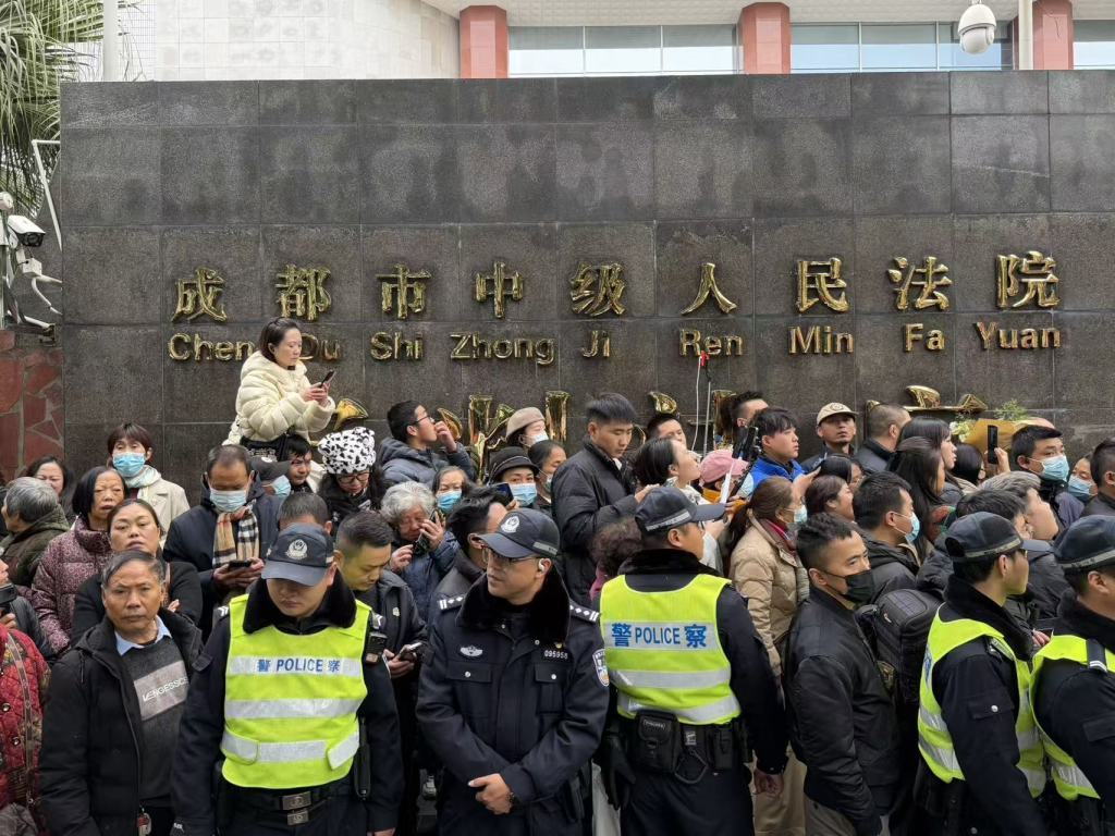 媒体和市民在法院门口等待判决结果。澎湃新闻记者 胥辉 摄